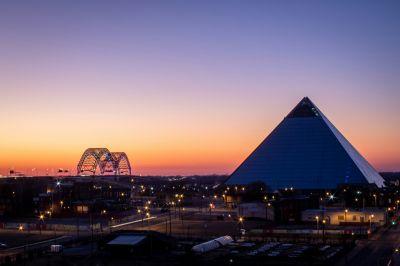 Zicht op de piramide